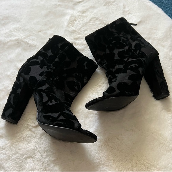 Torrid Black Velvet Floral OpenToe Bootie size 8W - Picture 11 of 11